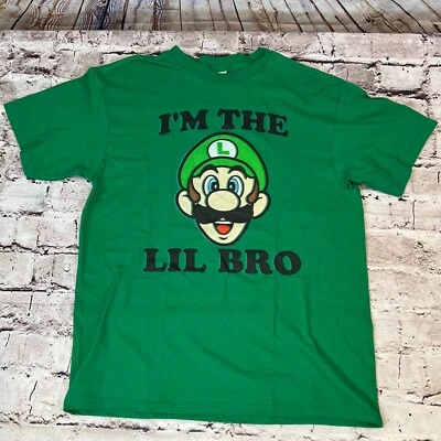 Camiseta Delta Youth Verde Luigi I'M THE LIL BRO Estampado Gráfico Manga Corta Grande Foto 1 de 4