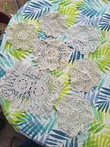Pretty Vintage Hand Crochet Doilies - Foto 1 di 10