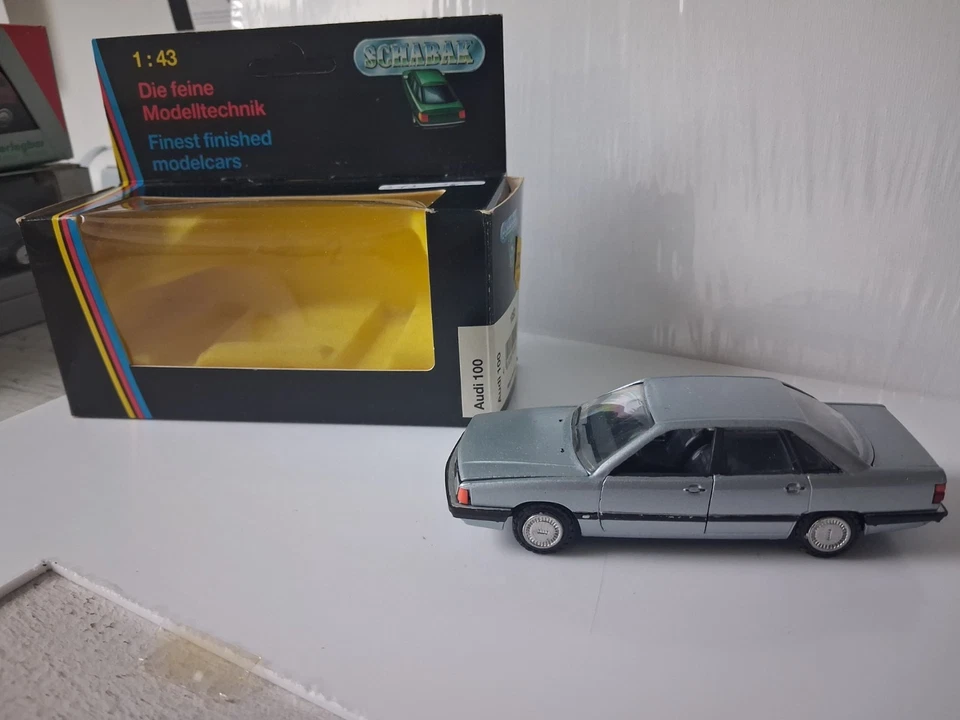 Schabak 1/43 - Audi 100 Break bleue avec Boîte - Photo 1/4