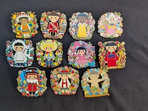 Disneyland Holiday 2018 Small World Mystery KRANZ ANSTECKNADEL SET Disney 11 Stück - Bild 1 von 3