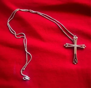 White Gold cross necklace with .36ct diamond mounted in center! BEAUTIFUL! - Picture 1 of 8