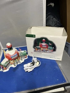 Department 56 Kringle Grundschule #56700 Nordpol Serie mit Licht & Box - Bild 1 von 6