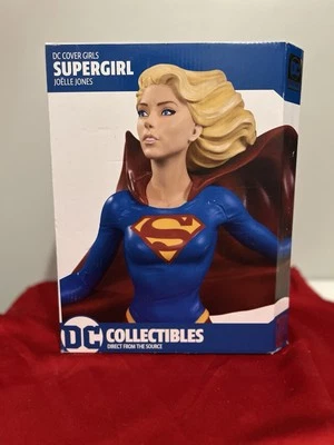Estatua de 10 pulgadas de Joelle Jones con portada de Supergirl de DC Collectibles para niñas. 0763 de 5000. Foto 1 de 4