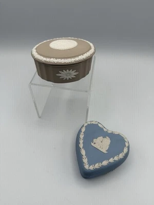 2 Wedgwood Jasperware Cream on Lavender/Light Blue & Taupe Trinket Boxes /roh - Imagem 1 de 4