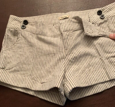 Forever21 米色/黑色条纹铐边短裤 25 码 — 第 1/4 张图片