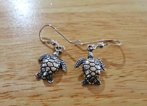 Sterling Silber 14x17mm kleine Ridley Unechte Karettschildkröte auf 15mm Draht Ohrringe - Bild 1 von 2