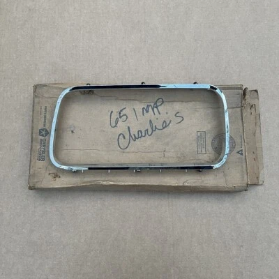 1965 1966 Imperial Crown Le Baron Chrysler Nuevo de Lote Antiguo MoPar #2445761 LH Faro Bisel Foto 1 de 4