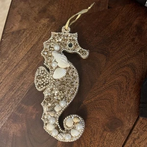 Pier 1 Importaciones Conchas Cuentas Tono Dorado Doble Cara SEAHORSE Adorno de Navidad - Imagen 1 de 3