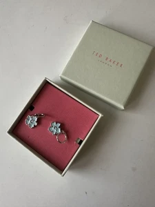 TED BAKER OHRRINGE SILBERFARBEN blaue Blume TROPFEN £40 NEU in Box - Bild 1 von 4