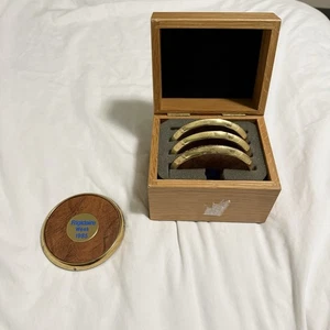 Juego de 4 posavasos publicitarios de latón macizo Frigidaire Week 1985 de colección - Imagen 1 de 7