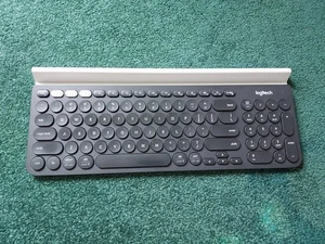 Logitech K780 keyboard/ gray & white/ USB & bluetooth - Picture 1 of 8
