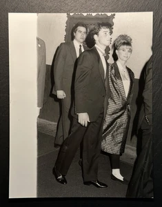 1985 B&W 9X7 PRESS PHOTO: PREGANANT OLIVIA NEWTON JOHN, MATT LATTANZI FP241 - Picture 1 of 6