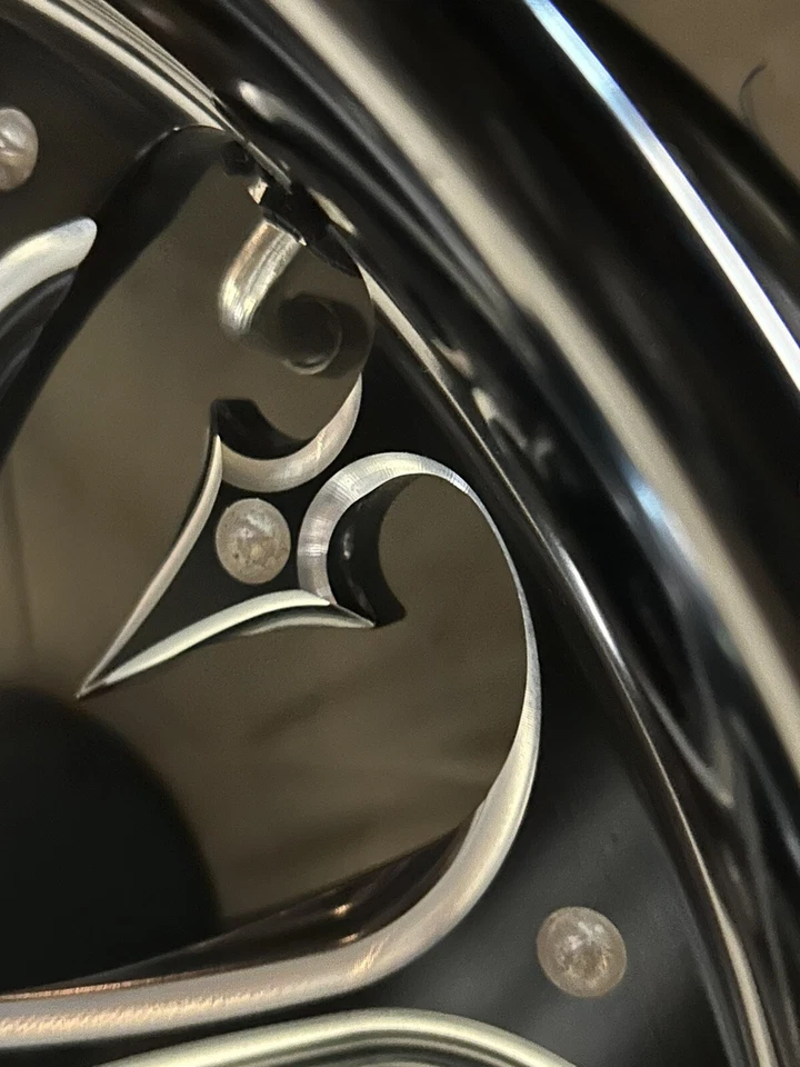 Máquina Xtreme - 1290-7806R-XSL-BM - Rueda trasera Stiletto, 18x3,5 pulgadas - Corte negro Foto 1 de 4