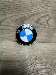 BMW GENUINE EMBLEM BADGE LOGO 103334-10 PA6-GF15-AL OEM - Picture 1 of 4