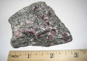 2,5" HANDGESAMMELTER KLEINER NATÜRLICHER ROTER GRANAT & GLIMMERSTEIN AUS NH USA 166,2 Gramm - Bild 1 von 6