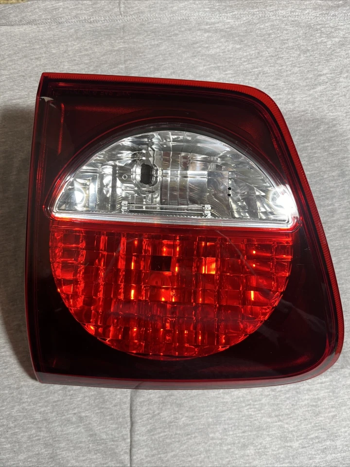 Nueva luz trasera interior halógena Toyota Sequoia 2018-2021 (derecha/pasajero) Foto 1 de 3