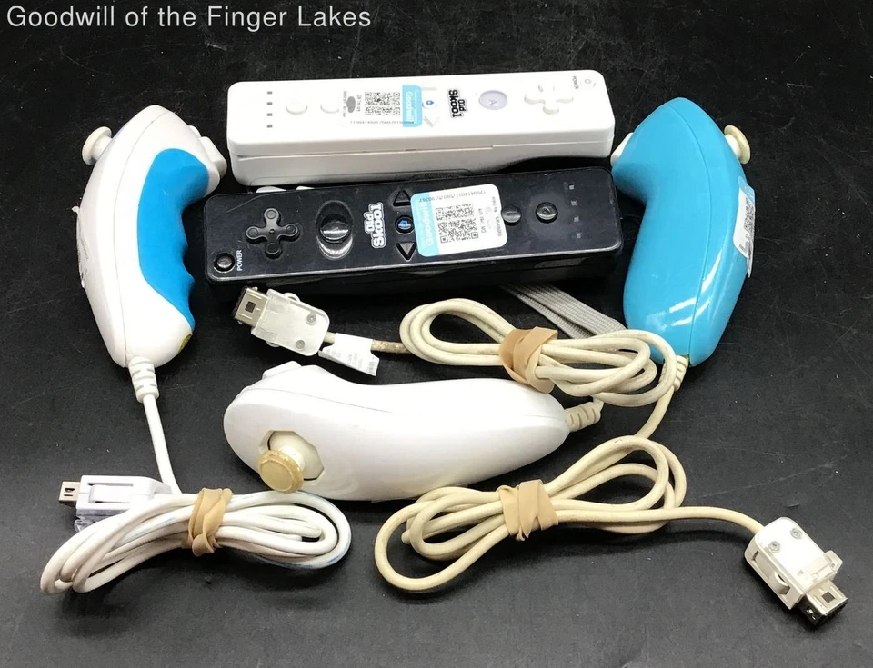 Lot of Off Brand Old Skool Wii Controllers - 2 Wiimotes and 3 Nunchucks - Image 1 of 4