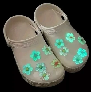 6 pezzi SAKARA - CHARMS PER SCARPE fiori di ciliegio brillano al buio, sì brillano luminosi! - Foto 1 di 13