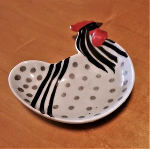 Nuevo Precio: Dos pequeños ceniceros de porcelana od platos con gallo y gallina pintados a mano - Imagen 1 de 6