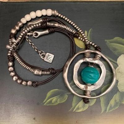 Collar Colgante Luna Llena UNOde50 Cuero Vidrio Verde Azulado Plateado Ajustable Foto 1 de 4