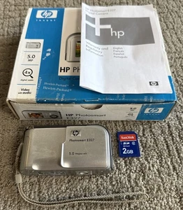 HP Photosmart E327 5,0 megapixel fotocamera digitale compatta con scheda SD da 2 GB e scatola testata - Foto 1 di 10
