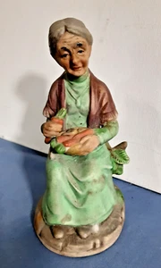 Dama mayor preparando zanahorias para la cena 6" x 3" - Imagen 1 de 5