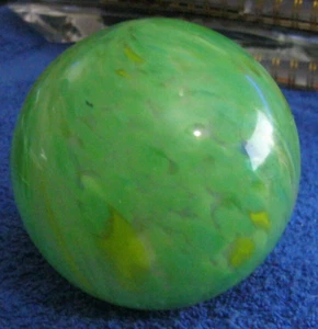 Green Ball Paperweight Lights Ups Designed in Murano - Picture 1 of 2