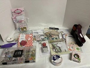 Lote de troquelados mixtos para álbumes de recortes/artesanía, brads, ojales + 90% NUEVO - Imagen 1 de 6