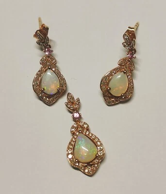 Juego de aretes y pedantes de oro rosa de ópalo natural y diamantes Foto 1 de 3