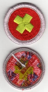 "Insignia de mérito de primeros auxilios, tipo J ""Cosas Scout"" trasera (2002-10), ¡como nueva! - Imagen 1 de 1