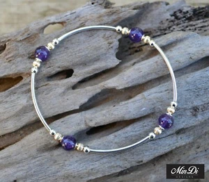 Pulsera elástica hecha a mano con relleno de oro amarillo 14K, amatista y plata esterlina - Imagen 1 de 5