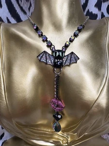 Betsey Johnson Dark Shadows Vampir Lippen Mund Fledermaus Fang Y Kette Halskette RAR - Bild 1 von 6