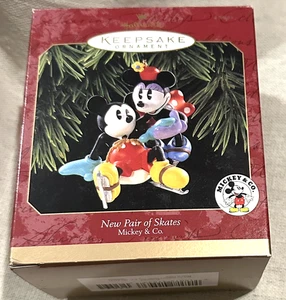 Hallmark Keepsake Ornament 1997 Nuevo Par de Patines Disney Mickey & Co ¡Nuevo Lindo! - Imagen 1 de 8