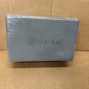 Bloque de ejercicio de yoga de espuma Gaiam gris liso 9" X 6" X 4" - Imagen 1 de 3