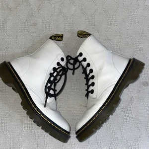 Dr. Martens Women’s Ankle Boots Size 5 M White Leather Grunge Streetwear Party - Picture 1 of 12