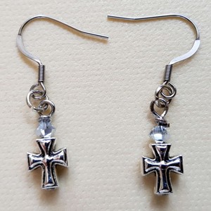 Handgefertigte Ohrringe NEU mit Kreuz Anhänger und Swarovski® Elementen