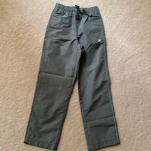 NEU OHNE ETIKETT THE CHILDRENS PLACE SPORT 7-8 SLIM ACTIVEWEAR/JOGGINGHOSE, GRAU, GEFÜTTERT - Bild 1 von 4