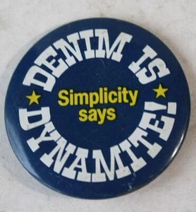 Simplicity Fashion Magazine Denim Is Dynamite! Lithographed Pinback Pin Vintage - Bild 1 von 1