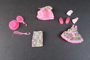 1997 Barbie Kelly Fashion Avenue Outfit rosa gelb Patchwork Blumenmuster Accessoires - Bild 1 von 1