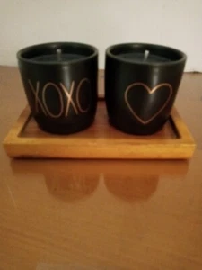 RAE DUNN Candele Profumate Magenta ROSA NERA 3pz Love XOXO su Vassoio Legno NUOVE - Foto 1 di 9