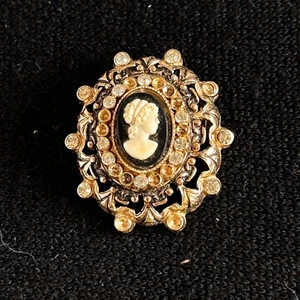 Spilla Coro vintage con cammeo - finti diamanti - Foto 1 di 8