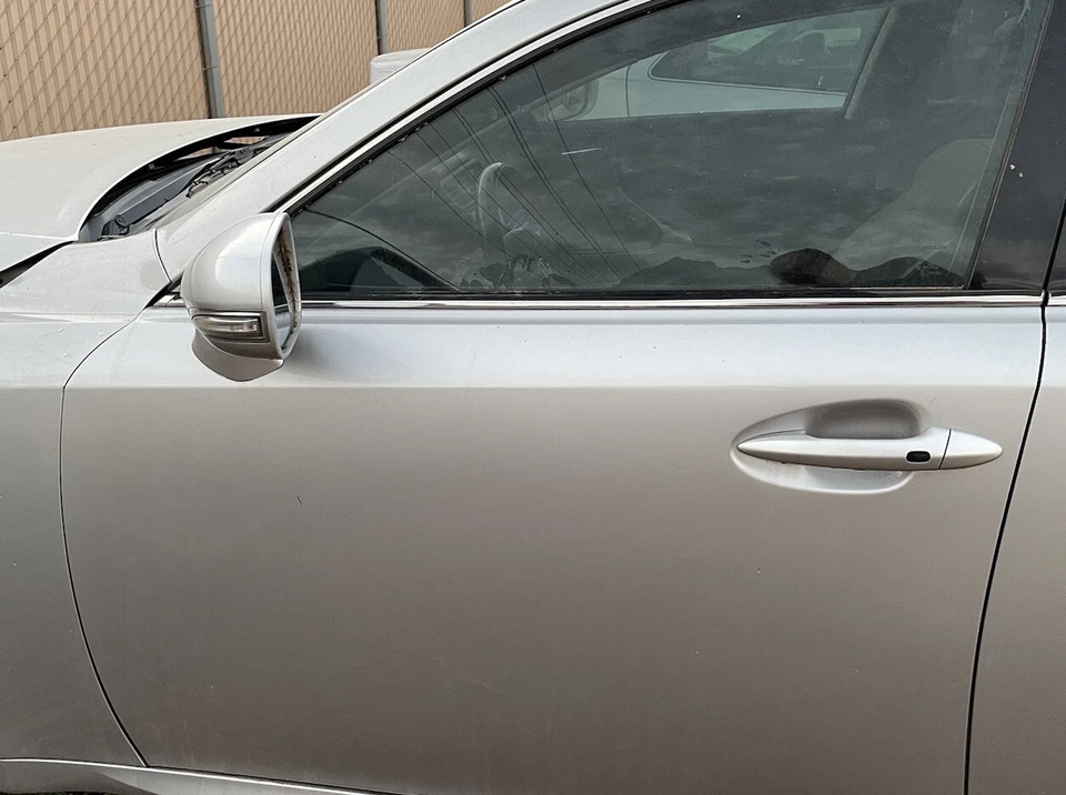 Puerta delantera izquierda conductor LEXUS IS250 2006-2013 plateada. OEM Foto 1 de 4