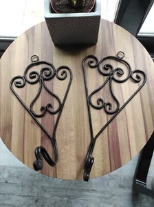 Lot de 2 patères / potences / porte-plantes en fer forgé vintage - Photo 1 sur 11