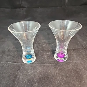 Juego de 2 vasos de chupito cordial acampanados soplados a mano Dbl fondo de burbujas de color - Imagen 1 de 5