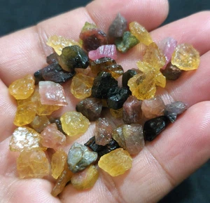 Impresionante lote de 51 piezas de turmalina múltiple en bruto tamaño 9-12 mm piedras preciosas sueltas únicas - Imagen 1 de 7