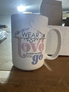   Christian Art Gifts 2017 Tazza da caffè Wear Love Everywhere you Go 3,5"x 5" - Foto 1 di 1