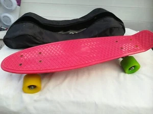 ROTES SKATEBOARD UND TRAGETASCHE AUS KUNSTSTOFF - Bild 1 von 8