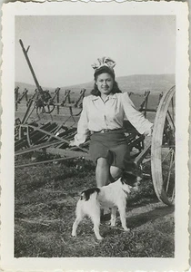 PHOTO ANCIENNE - VINTAGE SNAPSHOT - FEMME CHIEN AGRICULTURE MACHINE DRÔLE - DOG - Picture 1 of 1