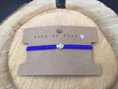 „Hamsa-Hand“ Armband mit Makrameeverschluss in Royalblau - Bild 1 von 3