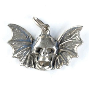 Vintage Charm Ciondolo in argento: TESCHIO CON PIPISTRELLO - BAT SKULL - Picture 1 of 2